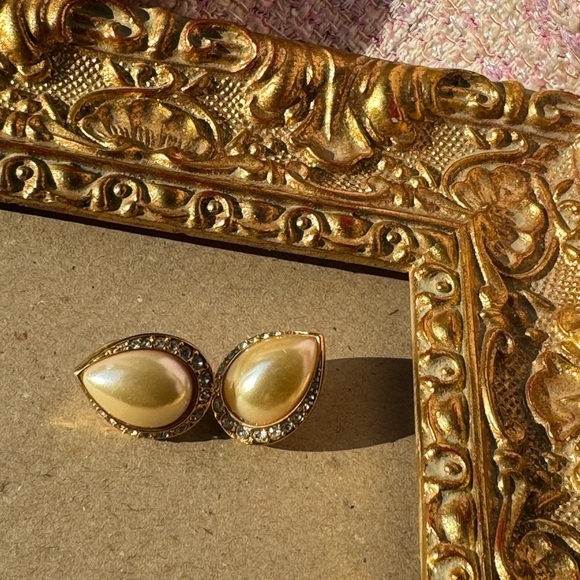 SWAROVSKI crystals and faux pearls tear drop earrings for pierced ears - Picture 5 of 13